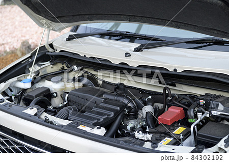軽自動車のエンジンルーム（新車） 84302192