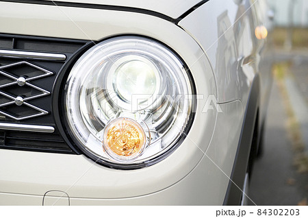 軽自動車のヘッドライト（点灯時） 84302203