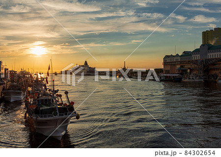 幣舞橋・釧路川に沈む夕日と夕焼け 漁船 幣舞橋・釧路川に沈む夕日と夕焼け 漁船 84302654