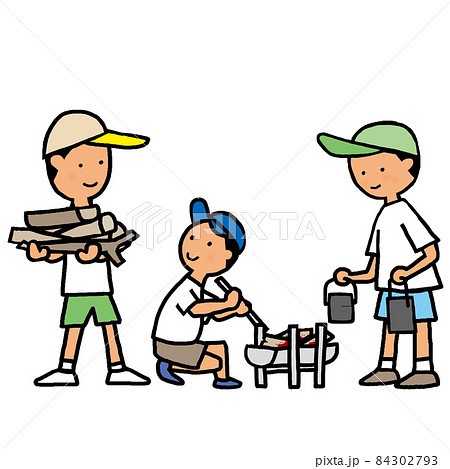 キャンプのために薪を集め炊事する3人組の少年 84302793