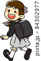 黒いランドセルを背負う小学生の女の子 84302977