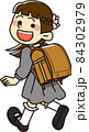 茶色のランドセルを背負う小学生の女の子 84302979