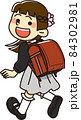 赤いランドセルを背負う小学生の女の子 84302981