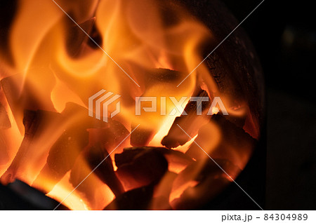 キャンプの背景などに使いやすい焚火の様子 キャンプの背景などに使いやすい焚火の様子 84304989