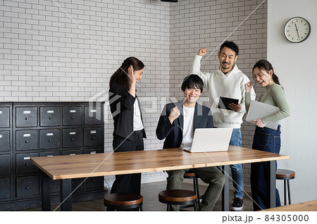 一緒の仕事で成果があがってチームで喜ぶビジネスマンたち2 コピースペースあり 一緒の仕事で成果があがってチームで喜ぶビジネスマンたち2 コピースペースあり 84305000