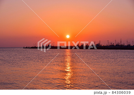 片瀬漁港に沈む夕日(全景) 片瀬漁港に沈む夕日(全景) 84306039