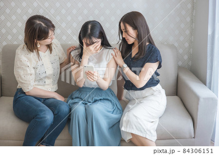 スマホを使う女性たち（困る） 84306151