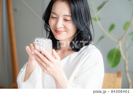 スマホでタップする美しい日本人女性　バストアップ 84306401