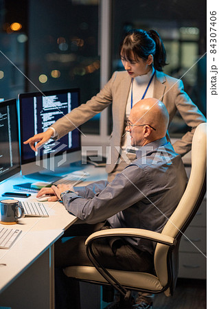 Young Asian businesswoman pointing at data on screen during presentation 84307406