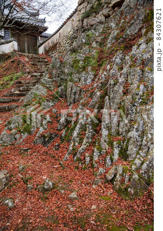 天空の城 備中松山城腕木御門の石垣と紅葉 天空の城 備中松山城腕木御門の石垣と紅葉 84307621