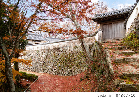 天空の城 備中松山城本丸東御門の石垣と紅葉 天空の城 備中松山城本丸東御門の石垣と紅葉 84307710