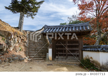 天空の城 備中松山城本丸東御門の石垣と紅葉 天空の城 備中松山城本丸東御門の石垣と紅葉 84307713