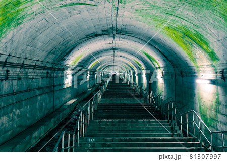日本一のモグラ駅の地下ホームへの階段 84307997