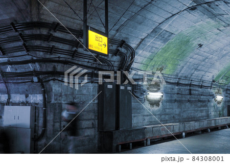 日本一のモグラ駅の地下ホームへの階段 84308001
