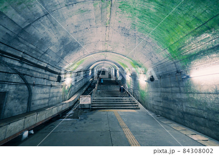日本一のモグラ駅の地下ホームへの階段 日本一のモグラ駅の地下ホームへの階段 84308002