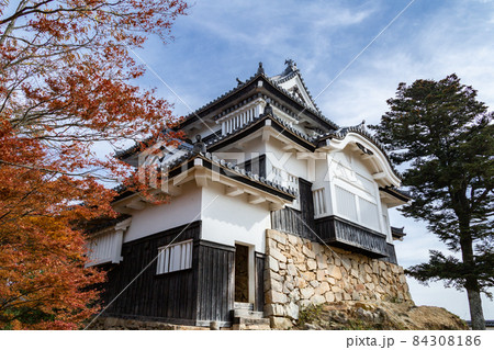 天空の城 備中松山城天守閣と紅葉 国指定重要文化財 天空の城 備中松山城天守閣と紅葉 国指定重要文化財 84308186
