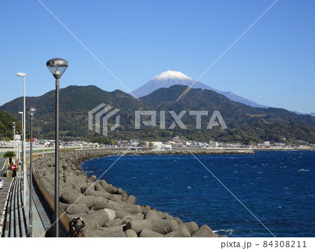 東名高速道路下り線由比PAから望む富士山と駿河湾 風景写真 東名高速道路下り線由比PAから望む富士山と駿河湾 風景写真 84308211