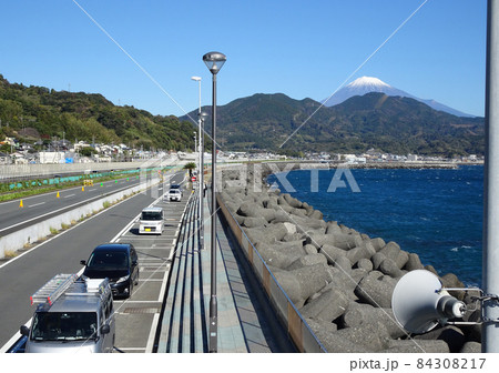 東名高速道路下り線由比PAから望む富士山と駿河湾 風景写真 84308217