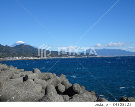 東名高速道路下り線由比PAから望む富士山と駿河湾 風景写真 84308222