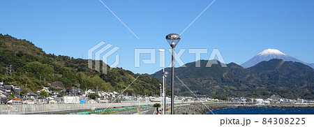 東名高速道路下り線由比PAから望む富士山と駿河湾 風景写真 東名高速道路下り線由比PAから望む富士山と駿河湾 風景写真 84308225