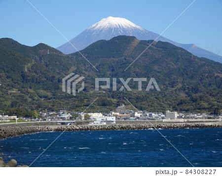東名高速道路下り線由比PAから望む富士山と駿河湾 風景写真 東名高速道路下り線由比PAから望む富士山と駿河湾 風景写真 84308227