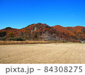 秋の色づく山々 84308275