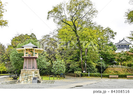 岡崎公園のからくり時計塔と岡崎城(愛知県) 岡崎公園のからくり時計塔と岡崎城(愛知県) 84308516