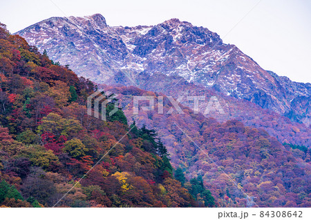 （群馬県）紅葉が美しい湯桧曽公園から望む谷川岳・谷川連峰 84308642