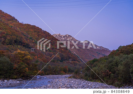 （群馬県）紅葉が美しい湯桧曽公園から望む谷川岳・谷川連峰 84308649