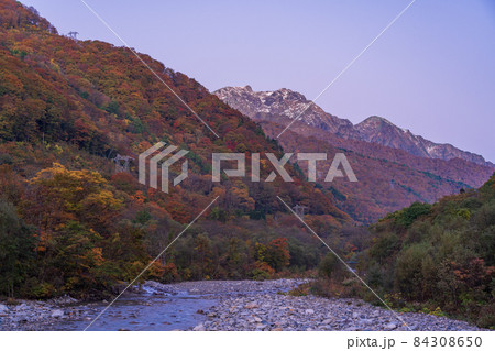 (群馬県)紅葉が美しい湯桧曽公園から望む谷川岳・谷川連峰 (群馬県)紅葉が美しい湯桧曽公園から望む谷川岳・谷川連峰 84308650