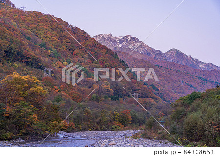（群馬県）紅葉が美しい湯桧曽公園から望む谷川岳・谷川連峰 84308651