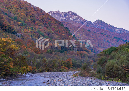 （群馬県）紅葉が美しい湯桧曽公園から望む谷川岳・谷川連峰 84308652