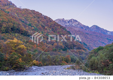 (群馬県)紅葉が美しい湯桧曽公園から望む谷川岳・谷川連峰 (群馬県)紅葉が美しい湯桧曽公園から望む谷川岳・谷川連峰 84308653