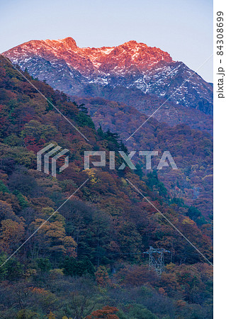 （群馬県）秋の湯桧曽公園から望む谷川岳・谷川連峰 84308699