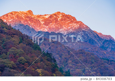 （群馬県）秋の湯桧曽公園から望む谷川岳・谷川連峰 84308703