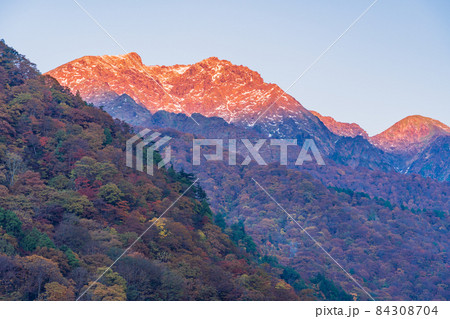 （群馬県）秋の湯桧曽公園から望む谷川岳・谷川連峰 84308704