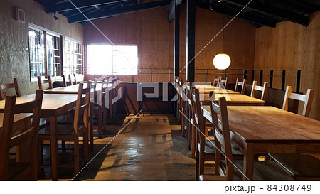 屋内のイメージ・無人の店内・椅子とテーブル・開店前・新規開店・ 84308749