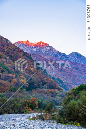 (群馬県)秋の湯桧曽公園から望む谷川岳・谷川連峰 (群馬県)秋の湯桧曽公園から望む谷川岳・谷川連峰 84308763