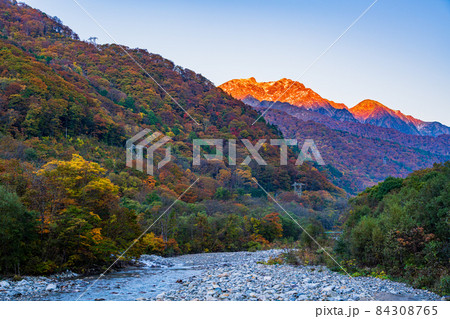 （群馬県）秋の湯桧曽公園から望む谷川岳・谷川連峰 84308765