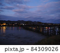 京都の橋に訪れる夜の帳 84309026