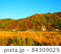 秋の色づく山々の景色 84309029