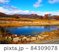 秋の美しい川の水面と山々と空 84309078