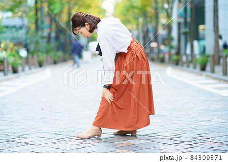 ふくらはぎの痛みを気にする女性 ふくらはぎの痛みを気にする女性 84309371