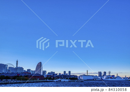 横浜みなとみらいの都市風景 夕刻のみなとみらい 横浜みなとみらいの都市風景 夕刻のみなとみらい 84310058