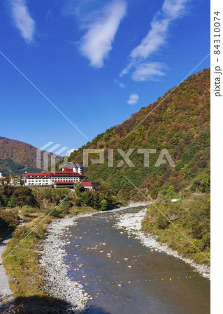 【富山県】紅葉の黒部峡谷 宇奈月温泉と新山彦橋 84310074