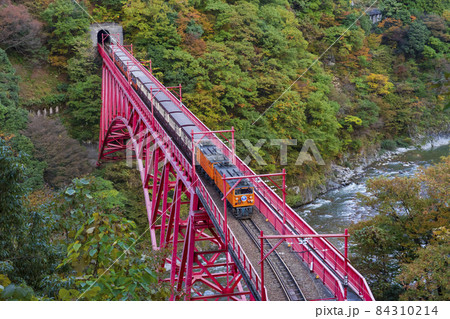 【富山県】黒部峡谷鉄道 新山彦橋（やまびこ展望台より） 84310214