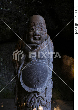 古都鎌倉の古刹、臨済宗円覚寺派　浄智寺の布袋尊の像 84311958