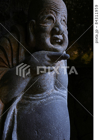 古都鎌倉の古刹、臨済宗円覚寺派 浄智寺の布袋尊の像 古都鎌倉の古刹、臨済宗円覚寺派 浄智寺の布袋尊の像 84311959