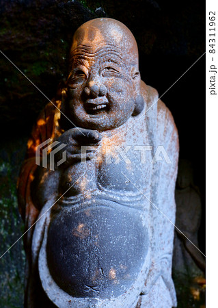 古都鎌倉の古刹、臨済宗円覚寺派 浄智寺の布袋尊の像 古都鎌倉の古刹、臨済宗円覚寺派 浄智寺の布袋尊の像 84311962