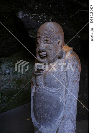 古都鎌倉の古刹、臨済宗円覚寺派 浄智寺の布袋尊の像 古都鎌倉の古刹、臨済宗円覚寺派 浄智寺の布袋尊の像 84312037